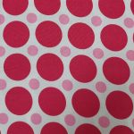 Tela de lunares rojos y rosas sobre fondo blanco